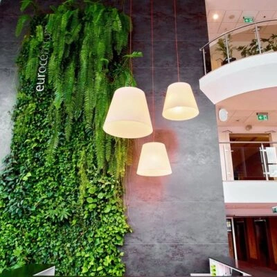 Dostępność i komunikacja: klucz do wyboru biura w Warszawie