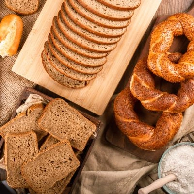 Jak powstają świeże wyroby piekarnicze w rzemieślniczej piekarni?